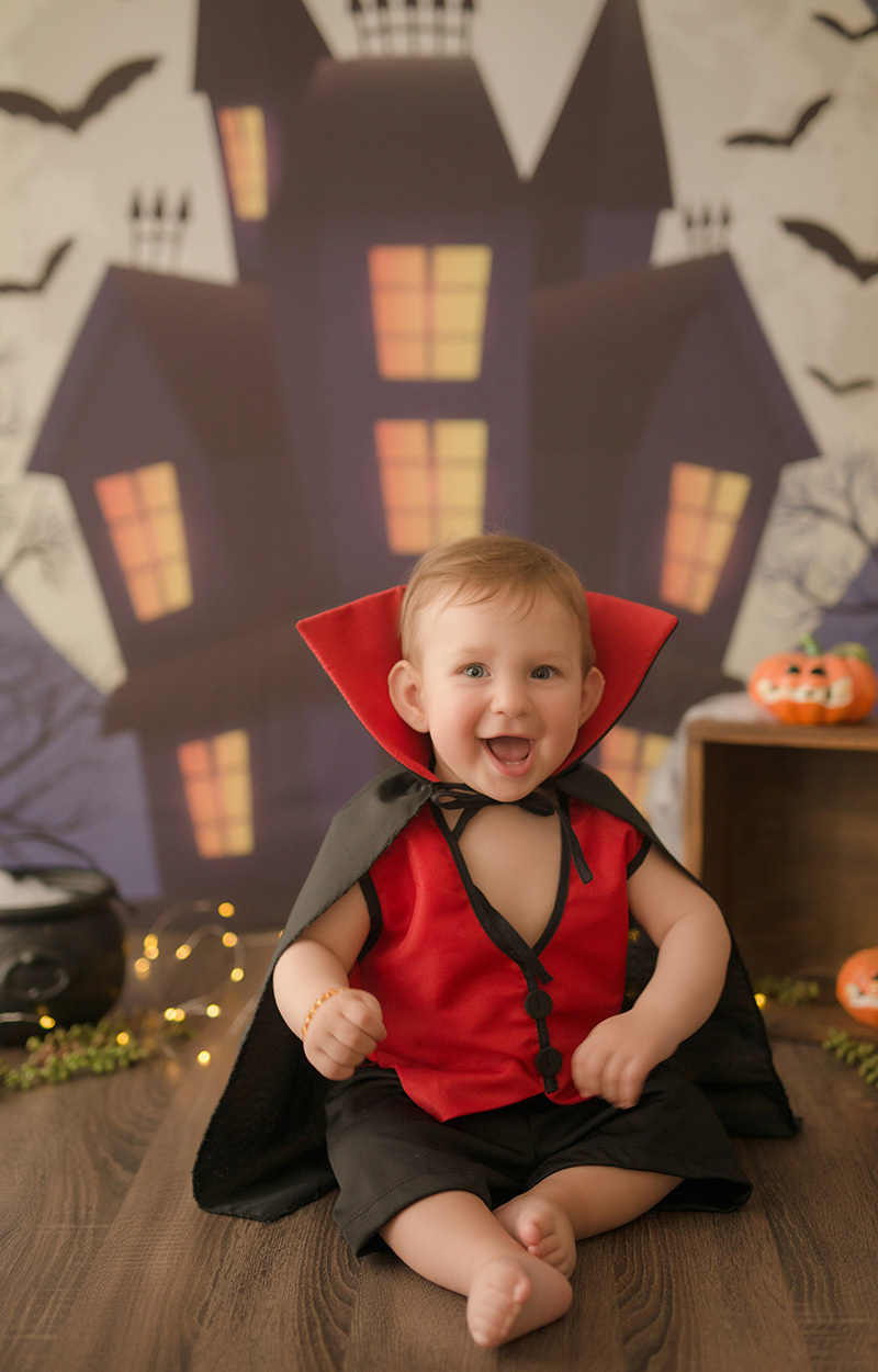 foto de bebe em caxias do sul fotografa morgana perini bebe com a capa de dracula