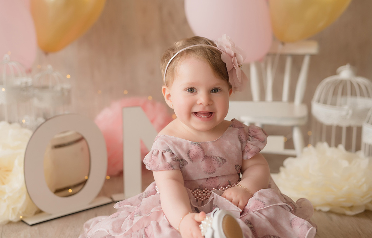 foto de bebe em caxias do sul fotografa morgana perini nene brincando com sapato