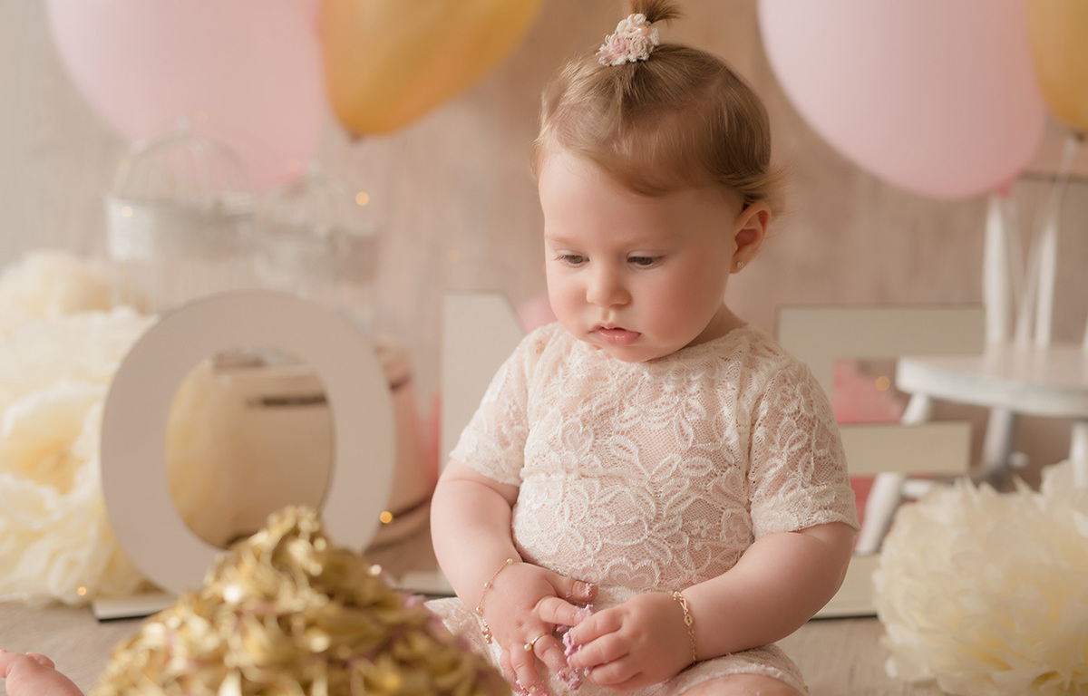 foto de bebe em caxias do sul fotografa morgana perini menina olhando para bolo