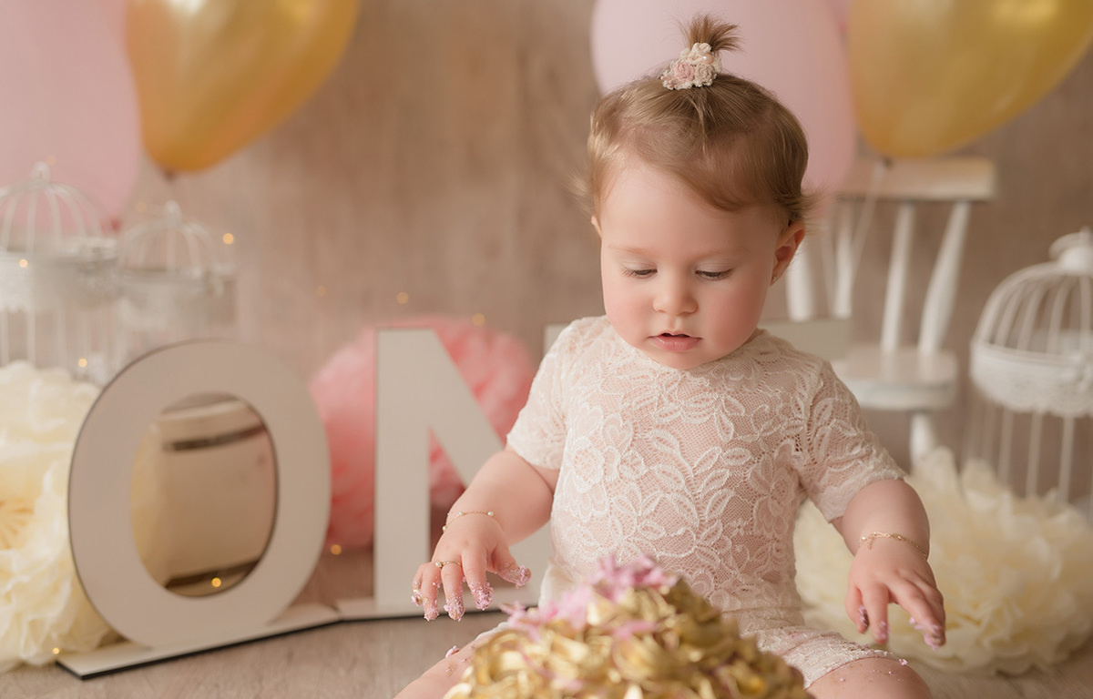 foto de bebe em caxias do sul fotografa morgana perini menina com o bolo dourado