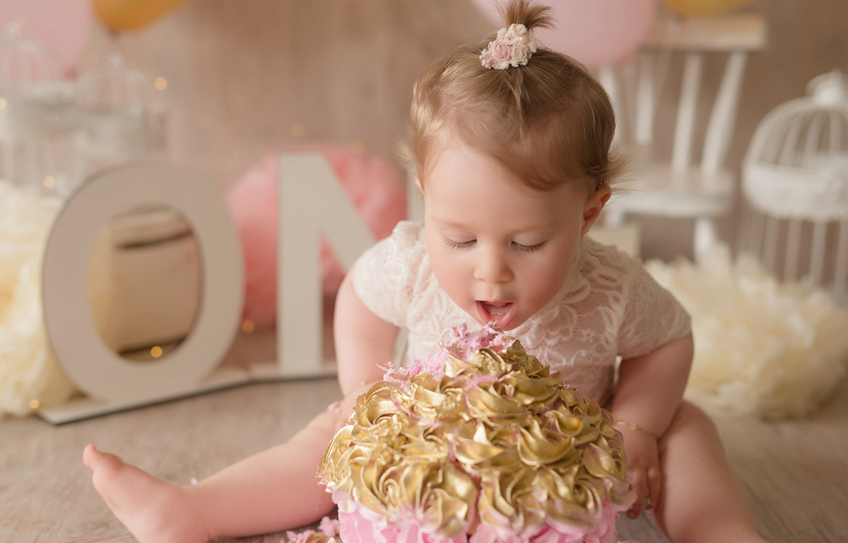 foto de bebe em caxias do sul fotografa morgana perini menina mordendo bolo