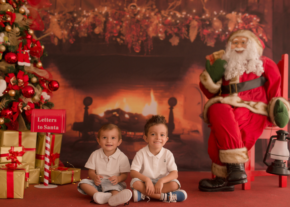 foto de familia em caxias do sul fotografa morgana perini meninos sentados no chão