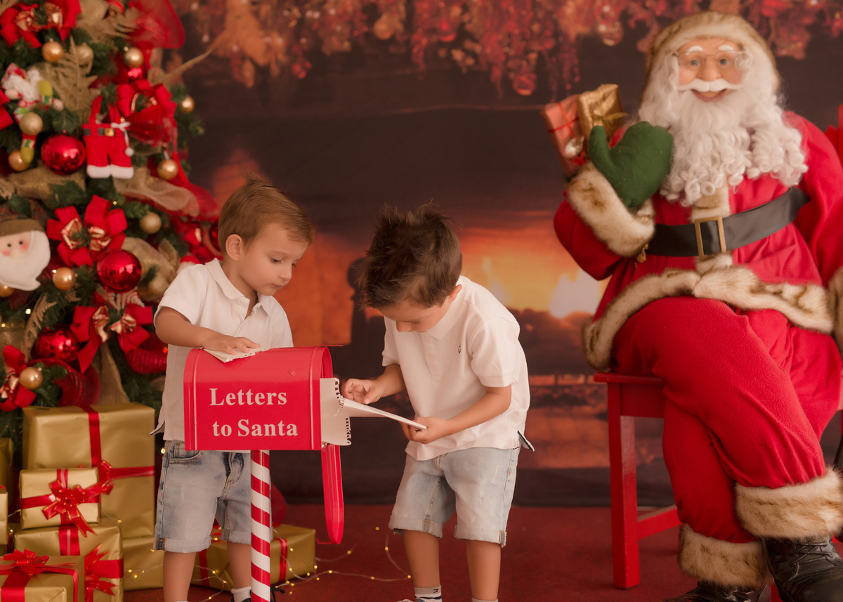 foto de familia em caxias do sul fotografa morgana perini meninos colocando carta para papai noel
