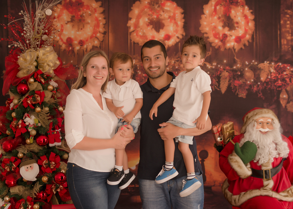 foto de familia em caxias do sul fotografa morgana perini familia com crianças de branco