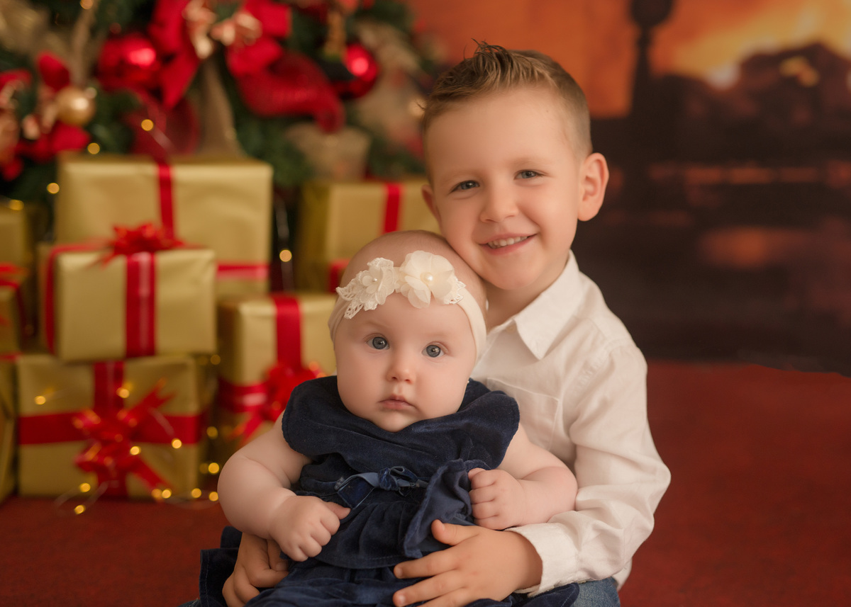foto de familia em caxias do sul fotografa morgana perini menino camisa branca com bebe no colo vestido azul