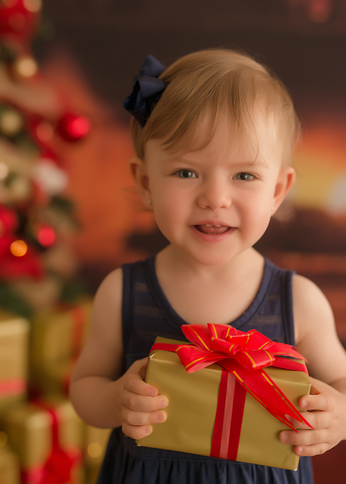foto de familia em caxias do sul fotografa morgana perini menina com presente sorrindo