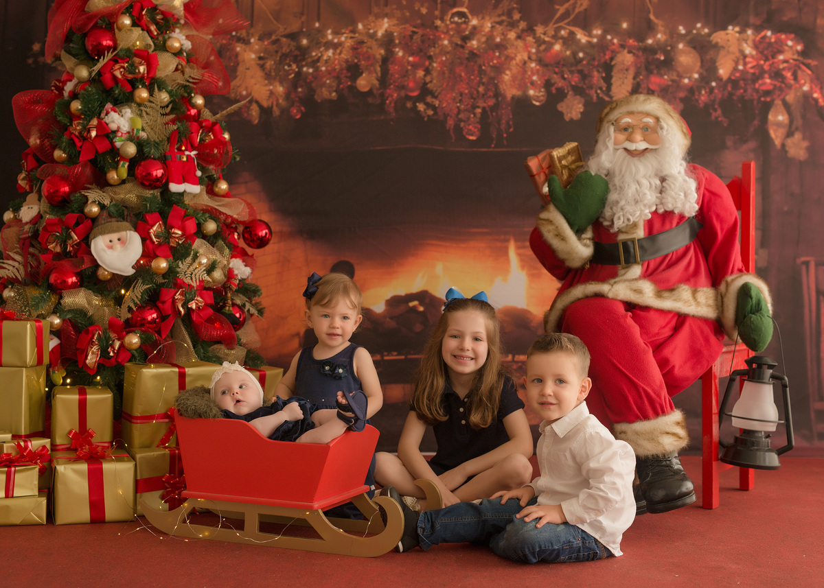 foto de familia em caxias do sul fotografa morgana perini crianças ao lado da arvore de natal