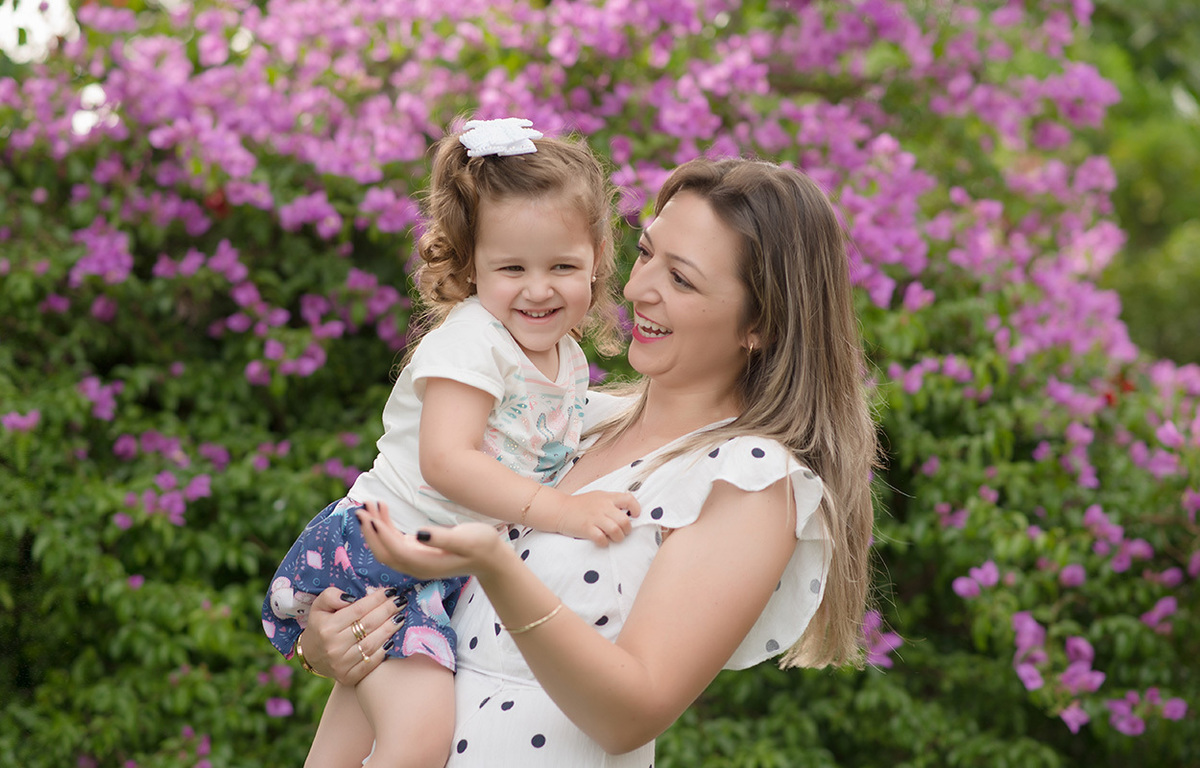 foto de criança em caxias do sul fotografa morgana perini mãe com filha no colo