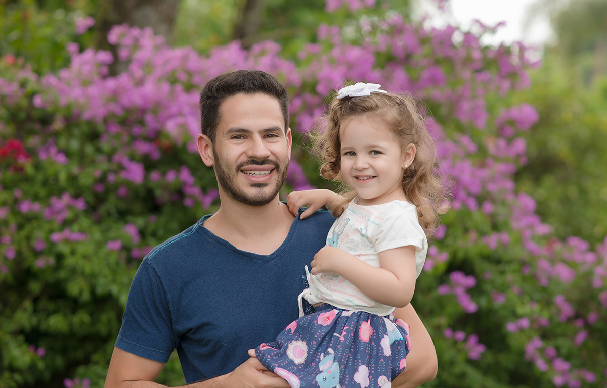foto de criança em caxias do sul fotografa morgana perini pai com filha no colo