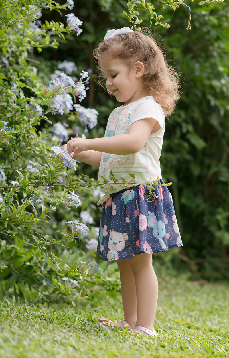 foto de criança em caxias do sul fotografa morgana perini menina com flores