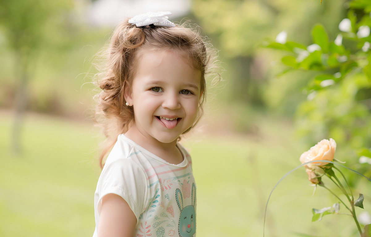 foto de criança em caxias do sul fotografa morgana perini menina mostrando a lingua
