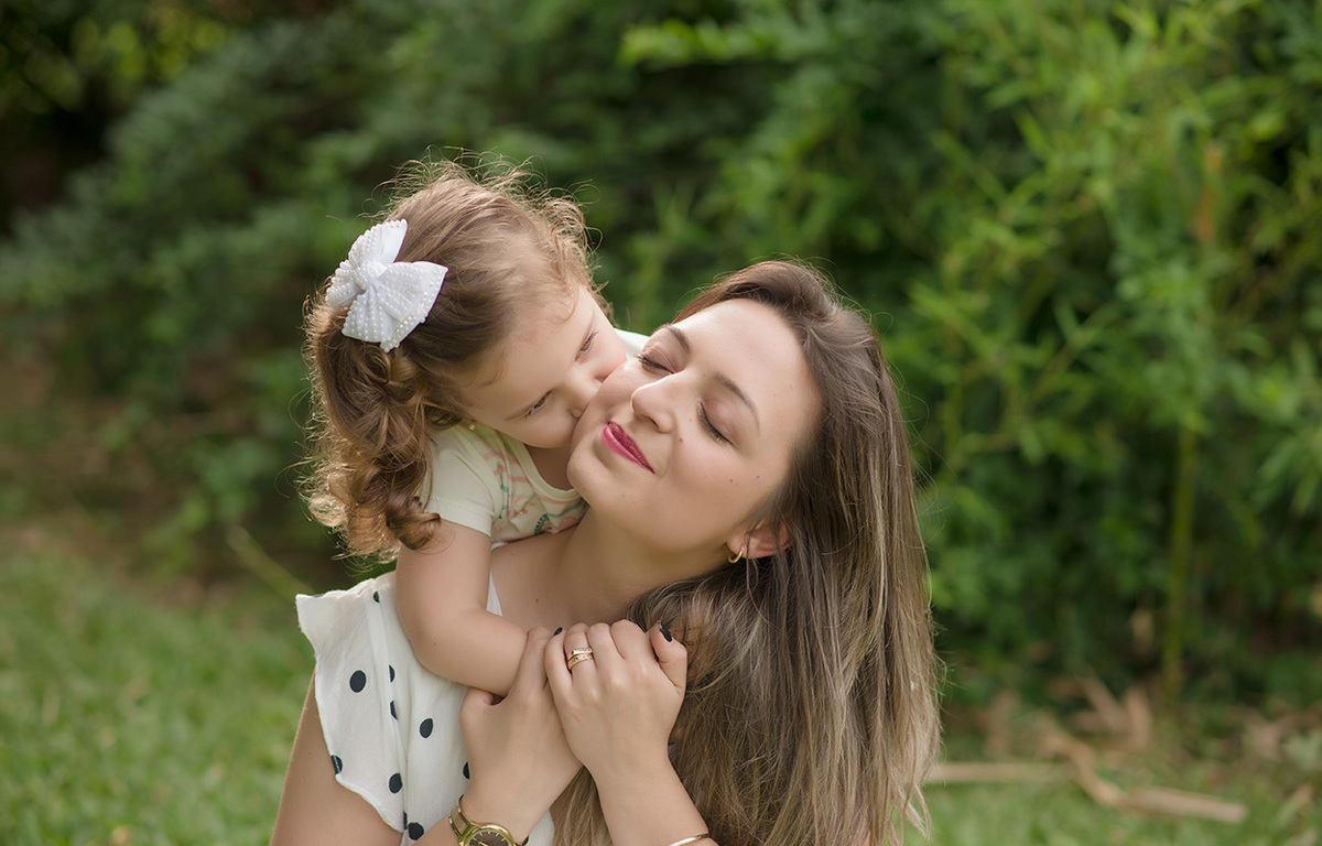 foto de criança em caxias do sul fotografa morgana perini menina beijando a mae
