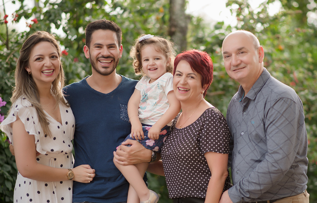 foto de criança em caxias do sul fotografa morgana perini familia  reunida avos pais e netos