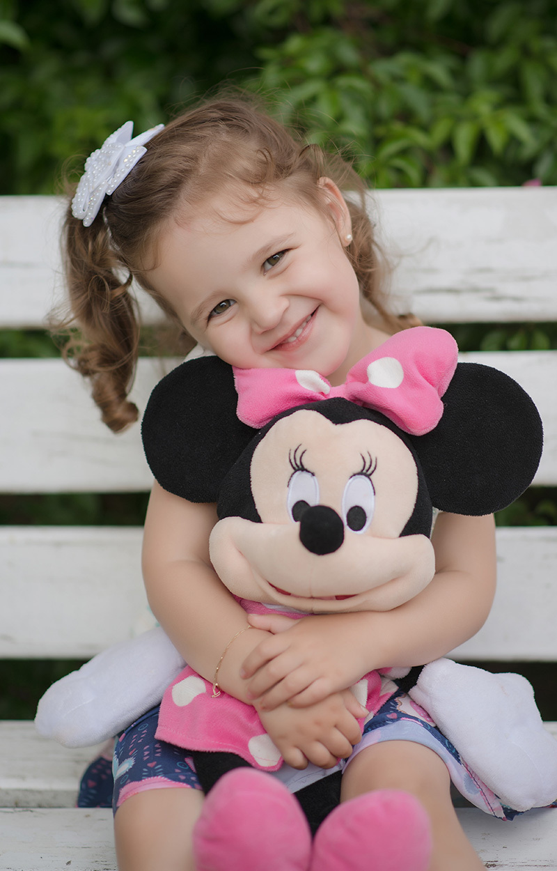 foto de criança em caxias do sul fotografa morgana perini menina sorrindo com a minnie no colo