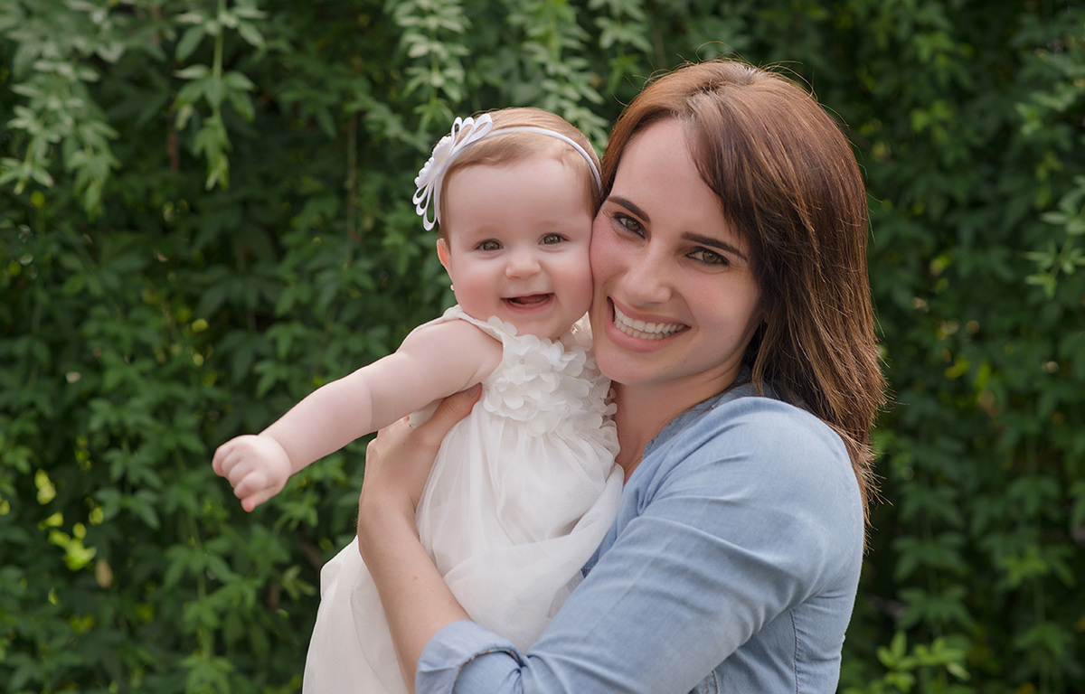 foto de bebe em caxias do sul fotografa morgana perini mãe de camiseta azul e bebe sorrindo no colo