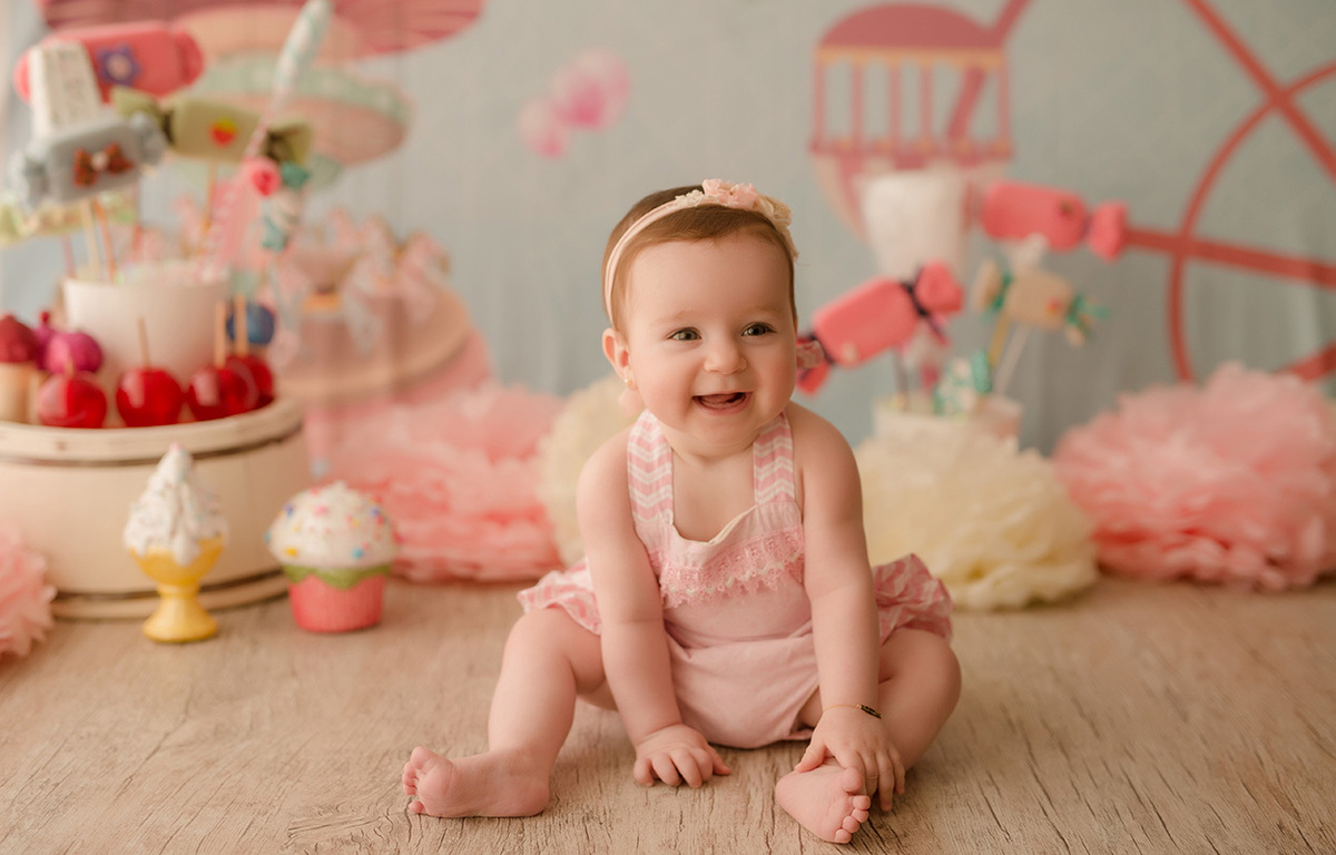 foto de bebe em caxias do sul fotografa morgana perini menina pegando o pe com vestido rosa