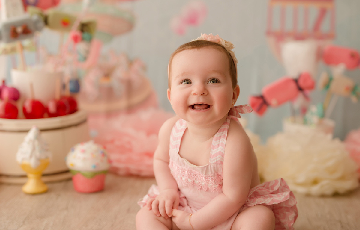 foto de bebe em caxias do sul fotografa morgana perini menina com vestido rosa sorrindo