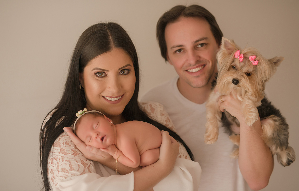 foto newborn em caxias do sul fotografa morgana perini familia com cachorro