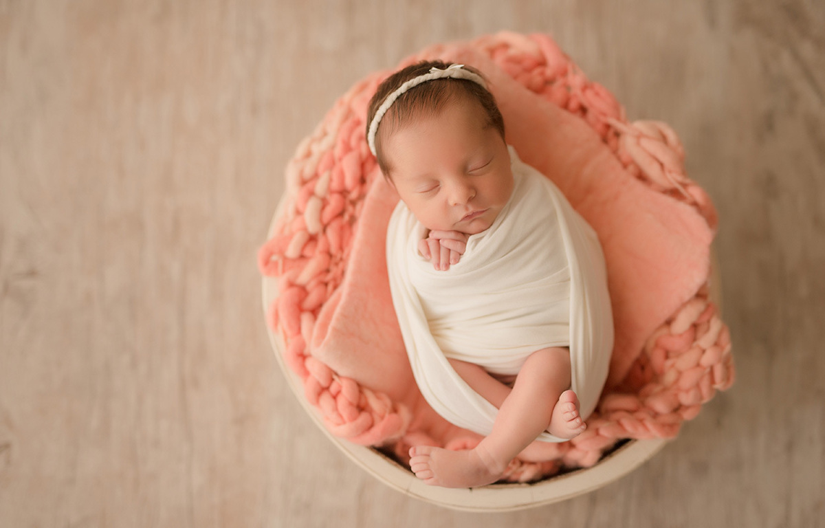 foto newborn em caxias do sul fotografa morgana perini bebe enroladinho deitado cobertor coral