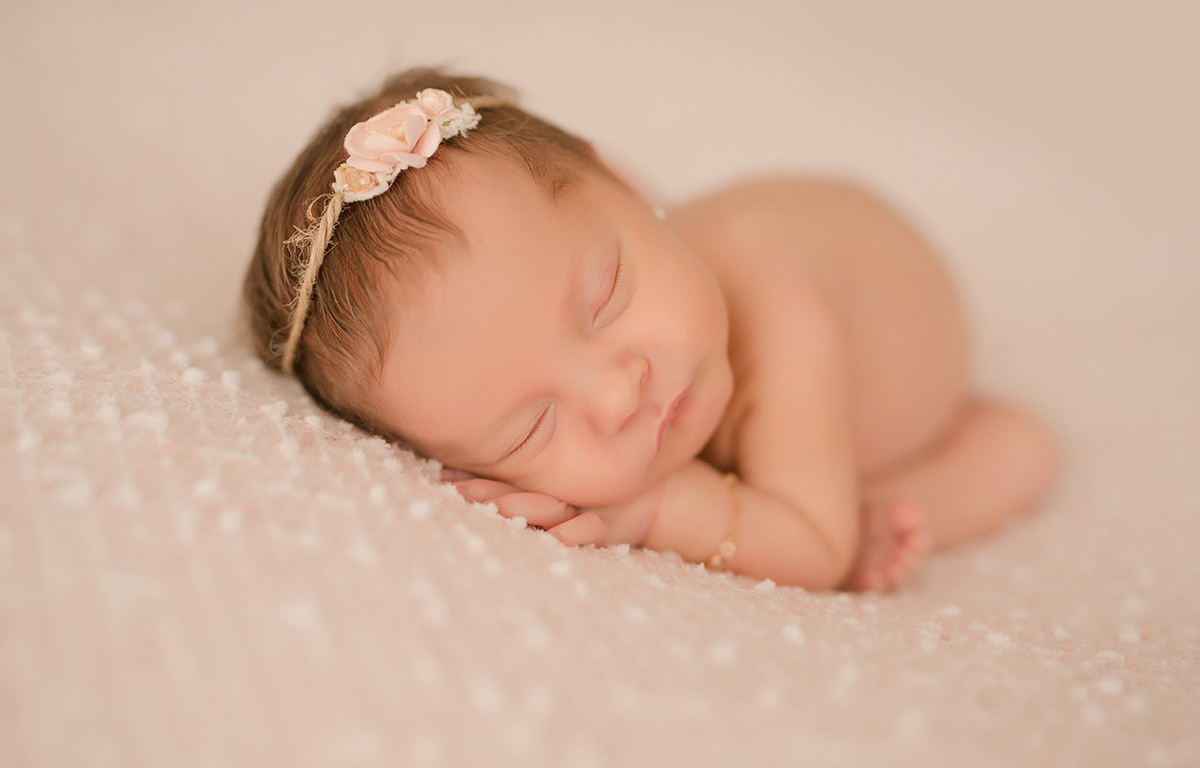 foto newborn em caxias do sul fotografa morgana perini bebe com tiara no cabelo