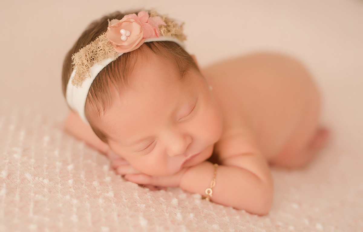 foto newborn em caxias do sul fotografa morgana perini bebe de bruços com pulseirinha