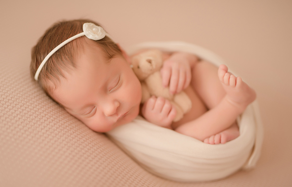 foto newborn em caxias do sul fotografa morgana perini bebe enrolado com ursinho