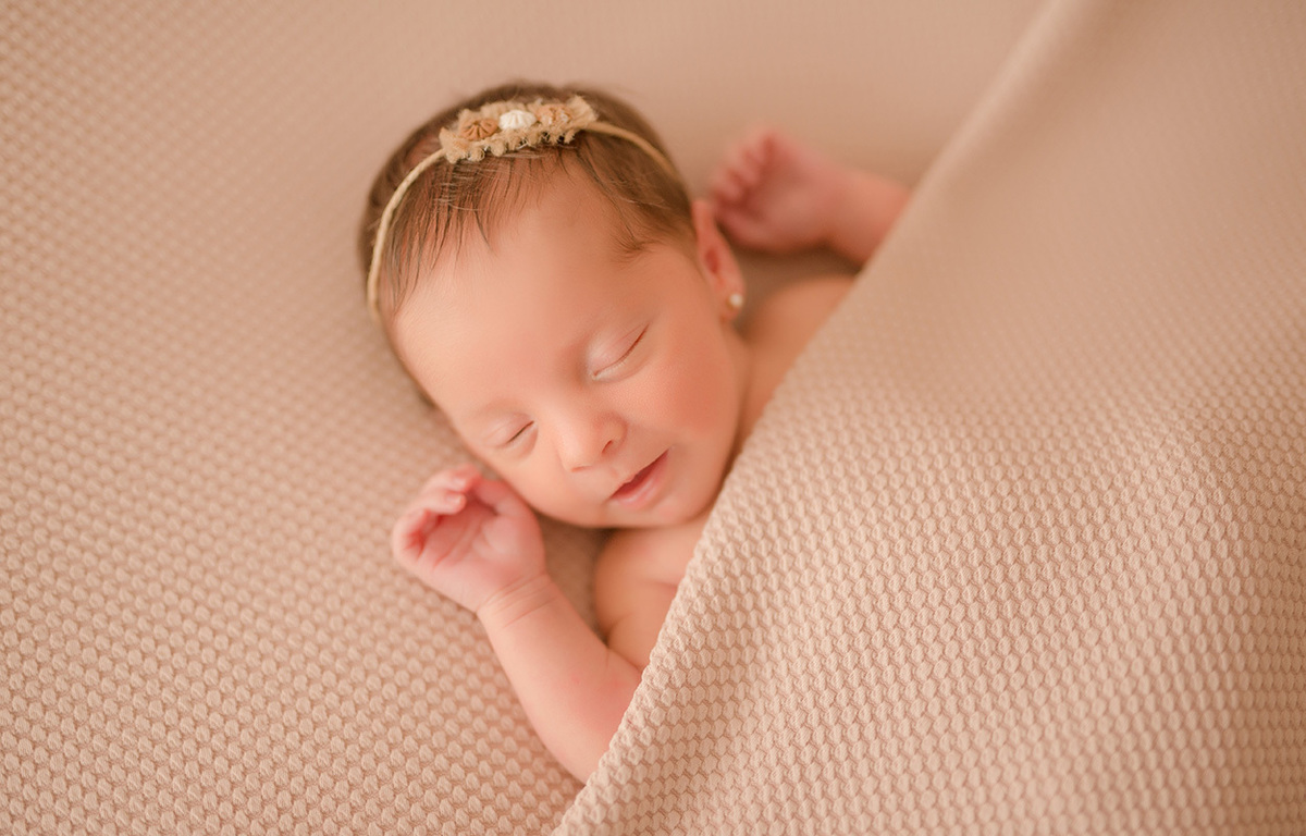 foto newborn em caxias do sul fotografa morgana perini bebe coberto com os bracinhos para cima