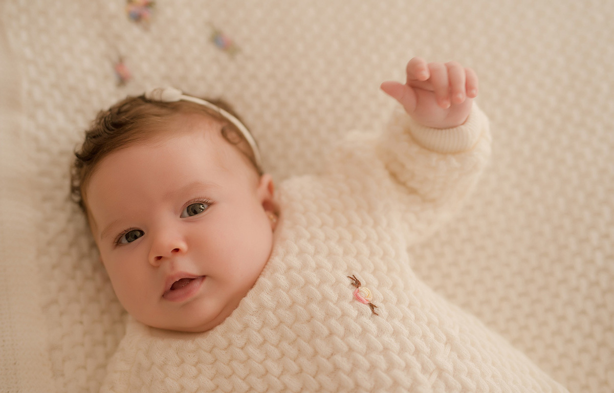 foto de bebe em caxias do sul fotografa morgana perini bebe com o bracinho para cima
