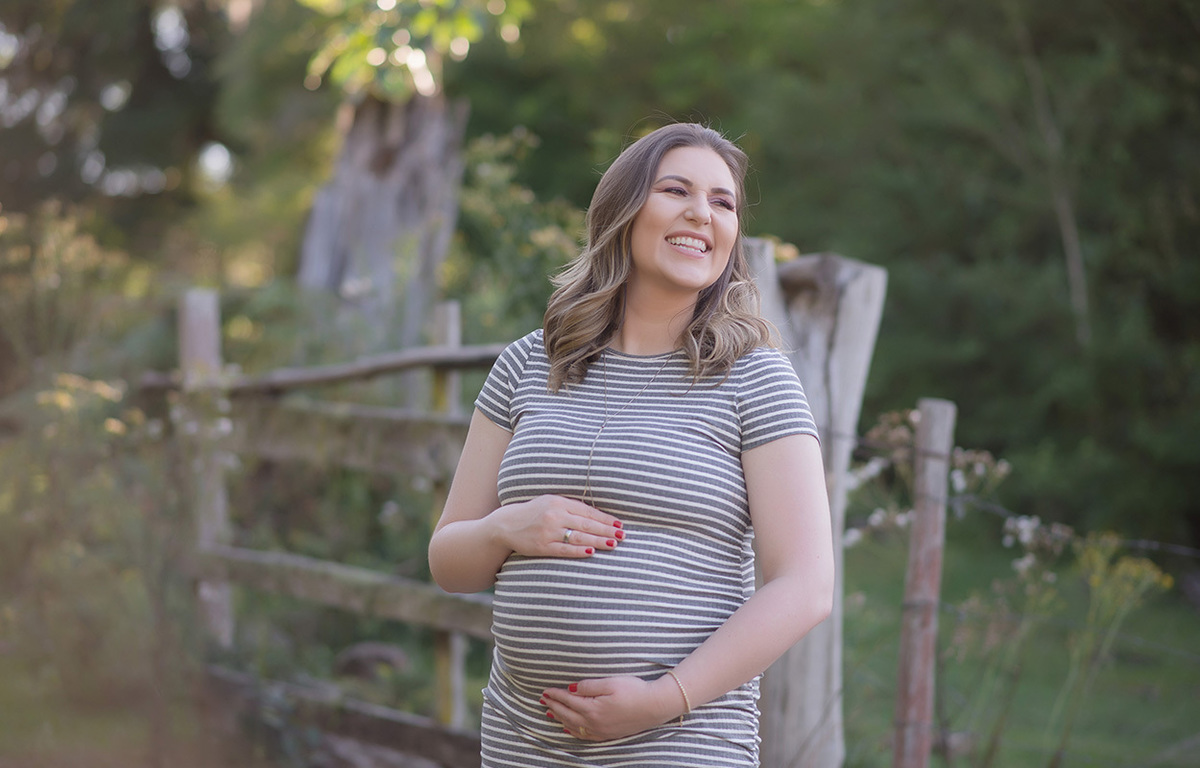 foto de gestante em caxias do sul fotografa Morgana Perini gestante sorrindo com vestido de listras