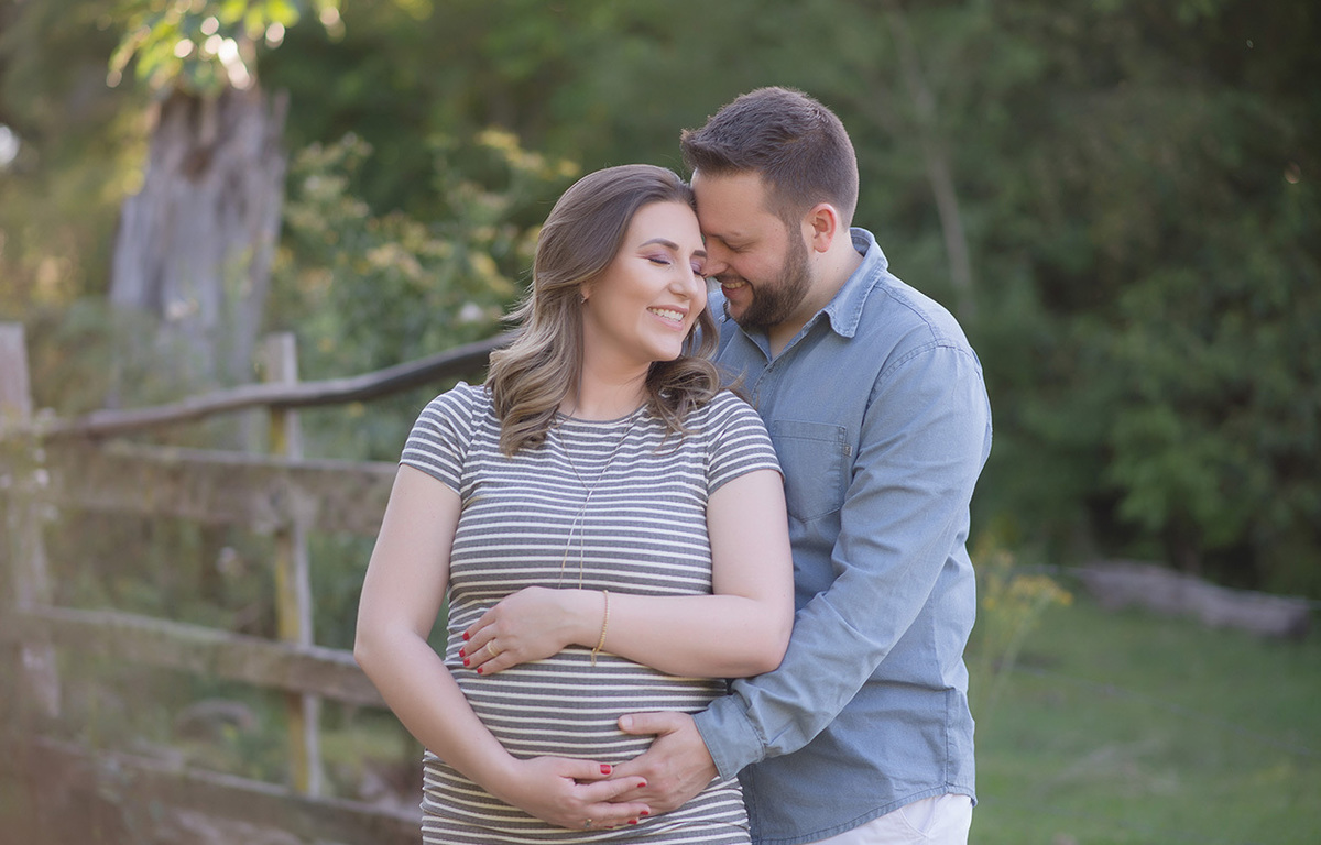 foto de gestante em caxias do sul fotografa Morgana Perini casal abraçado homem com camisa azul e mulher de vestido