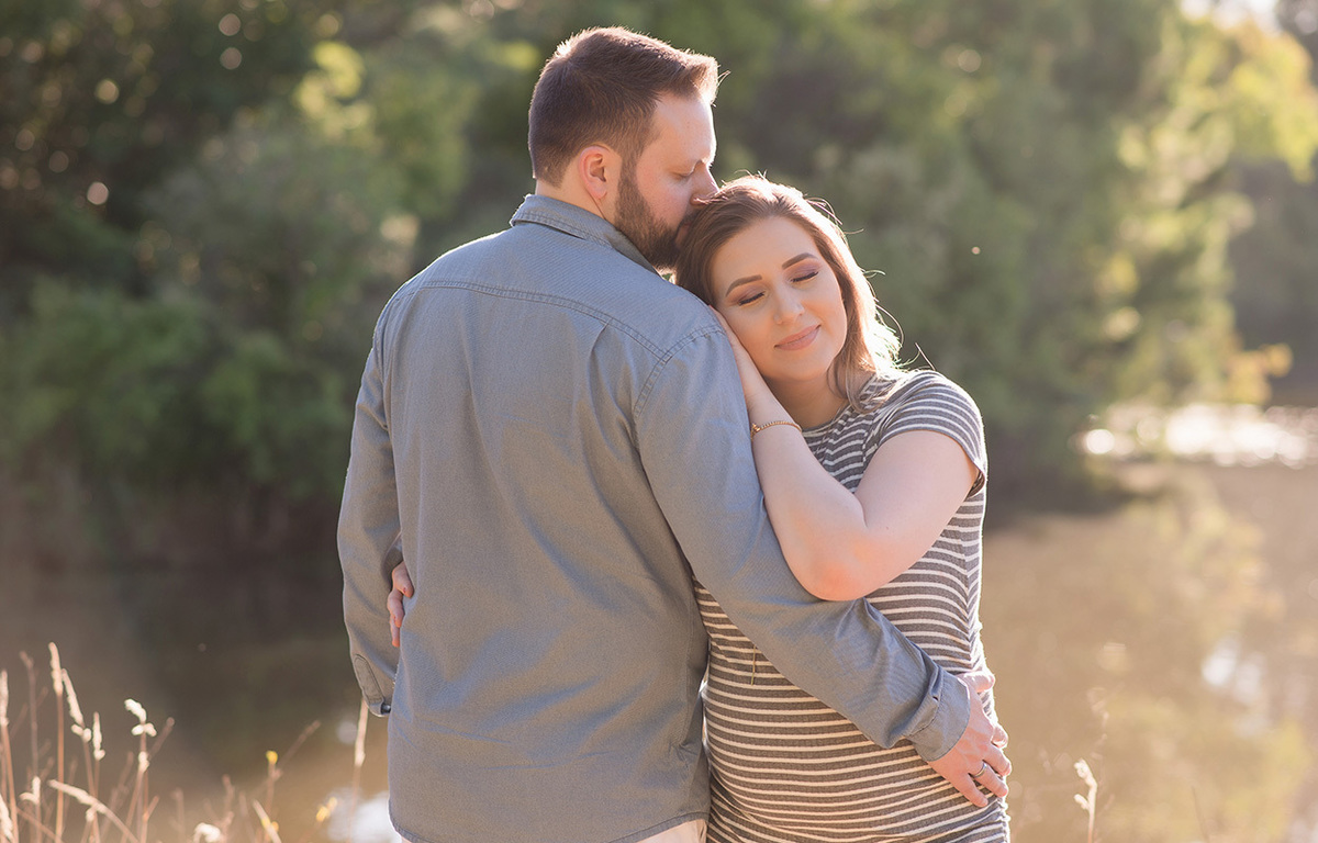 foto de gestante em caxias do sul fotografa Morgana Perini marido abraçando esposa