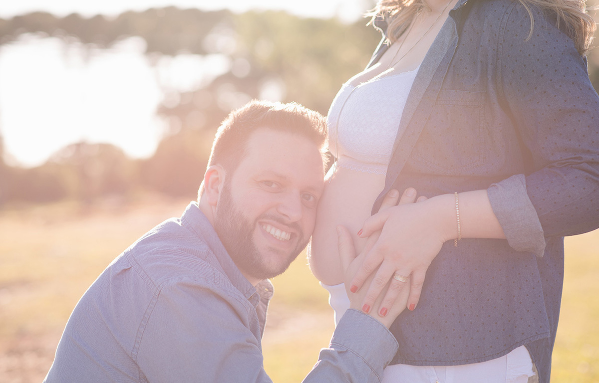 foto de gestante em caxias do sul fotografa Morgana Perini marido com o rosto na barriga da gestante