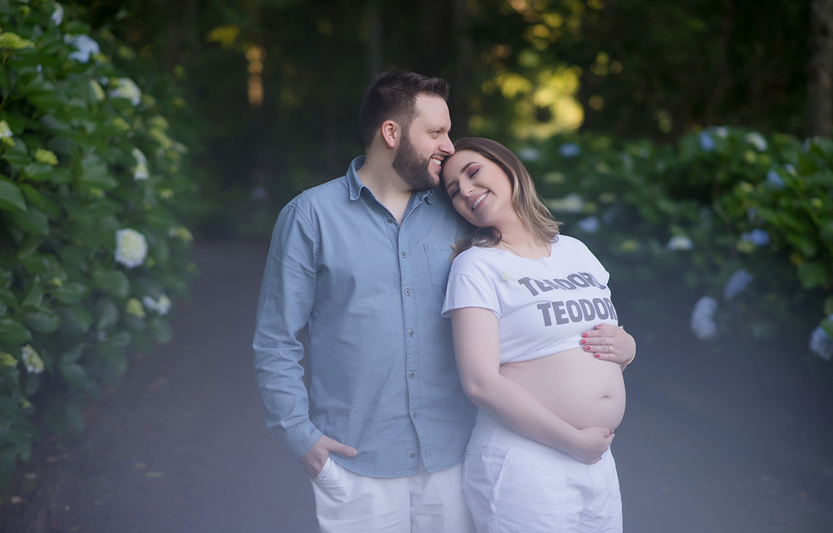foto de gestante em caxias do sul fotografa Morgana Perini casal sorrindo gestante com camiseta branca
