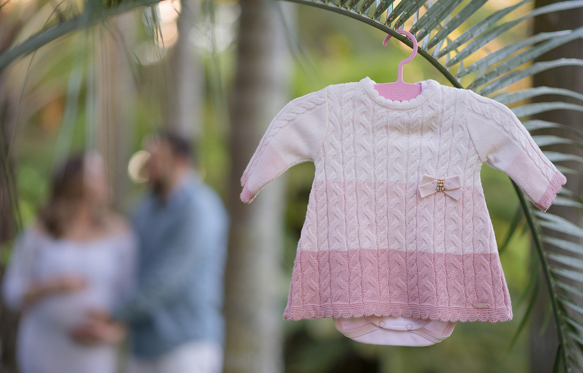 foto de gestante em caxias do sul fotografa Morgana Perini roupa de menina e casal de fundo