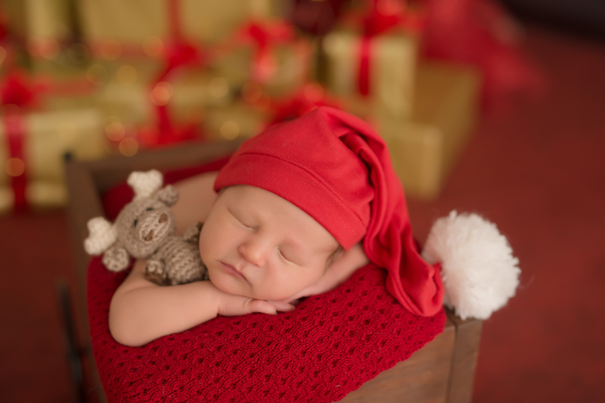 foto newborn em caxias do sul fotografa morgana perini bebe com gorrinho de papai noel