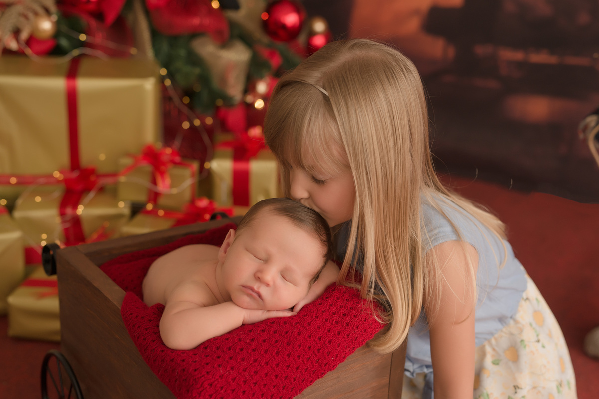 foto newborn em caxias do sul fotografa morgana perini irma beijando irmãozinho deitado no sextinho