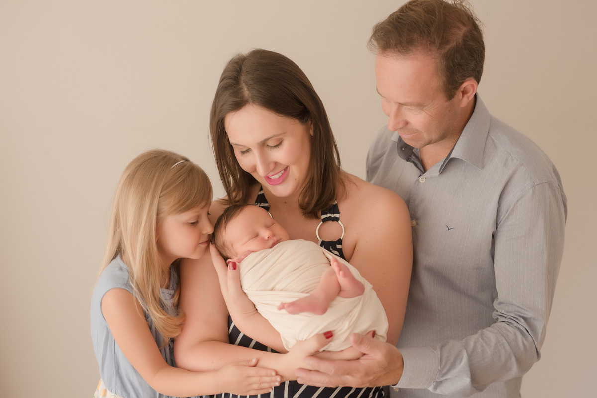 foto newborn em caxias do sul fotografa morgana perini familia reunida com bebe