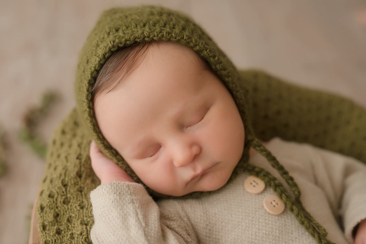 foto newborn em caxias do sul fotografa morgana perini bebe com gorrinho verde
