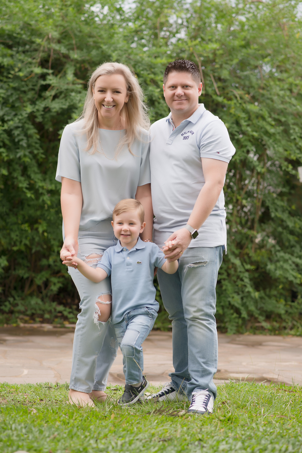 foto de criança em caxias do sul fotografa morgana perini pais com criança todos em tons de azul