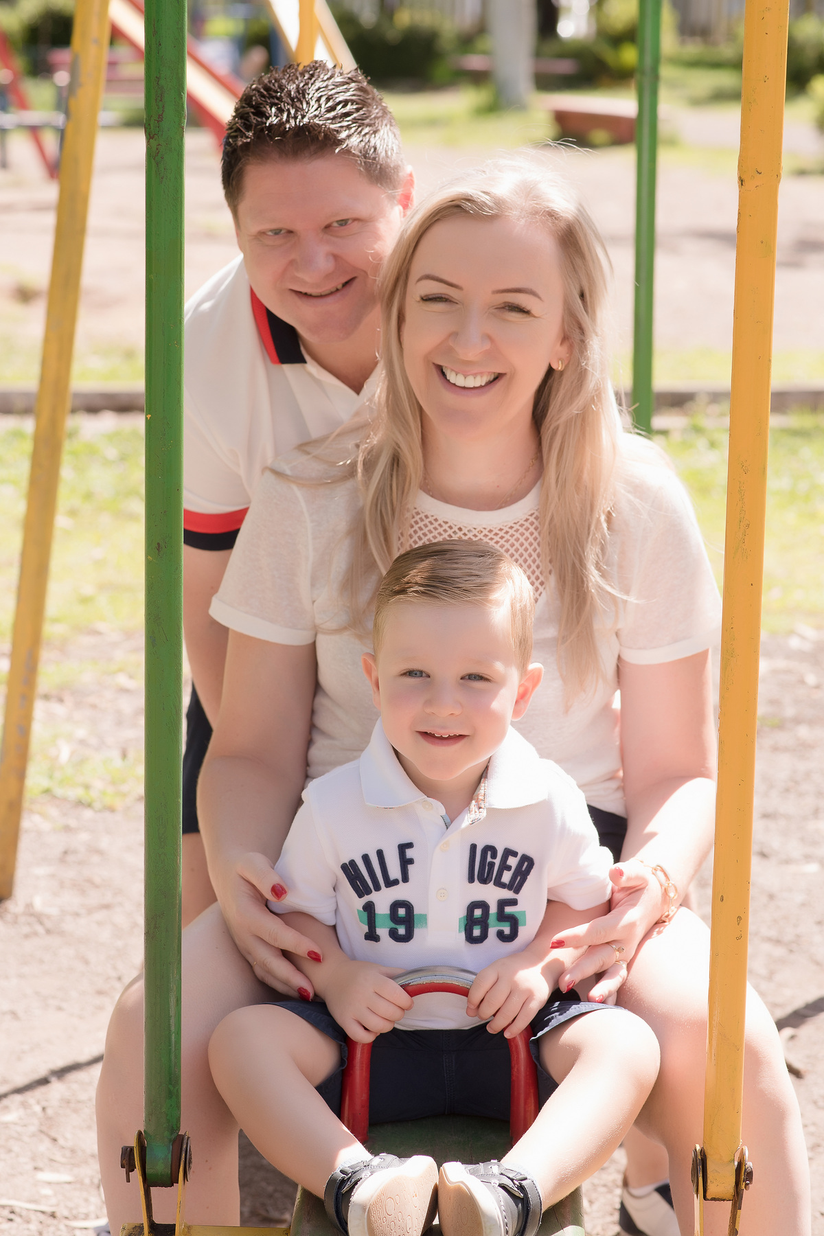 foto de criança em caxias do sul fotografa morgana perini familia no balanço com roupa branca