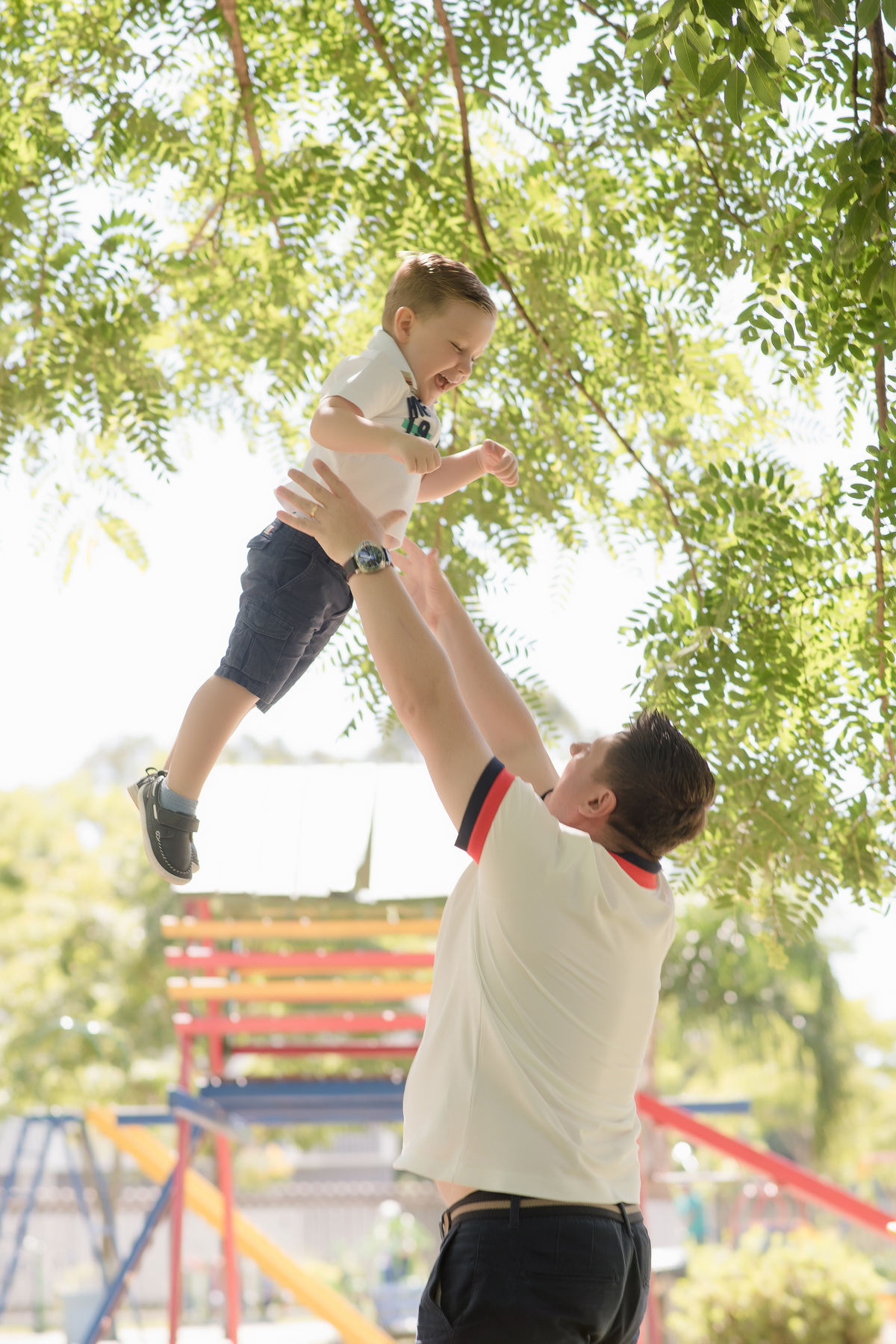 foto de criança em caxias do sul fotografa morgana perini homem jogando bebe para cima