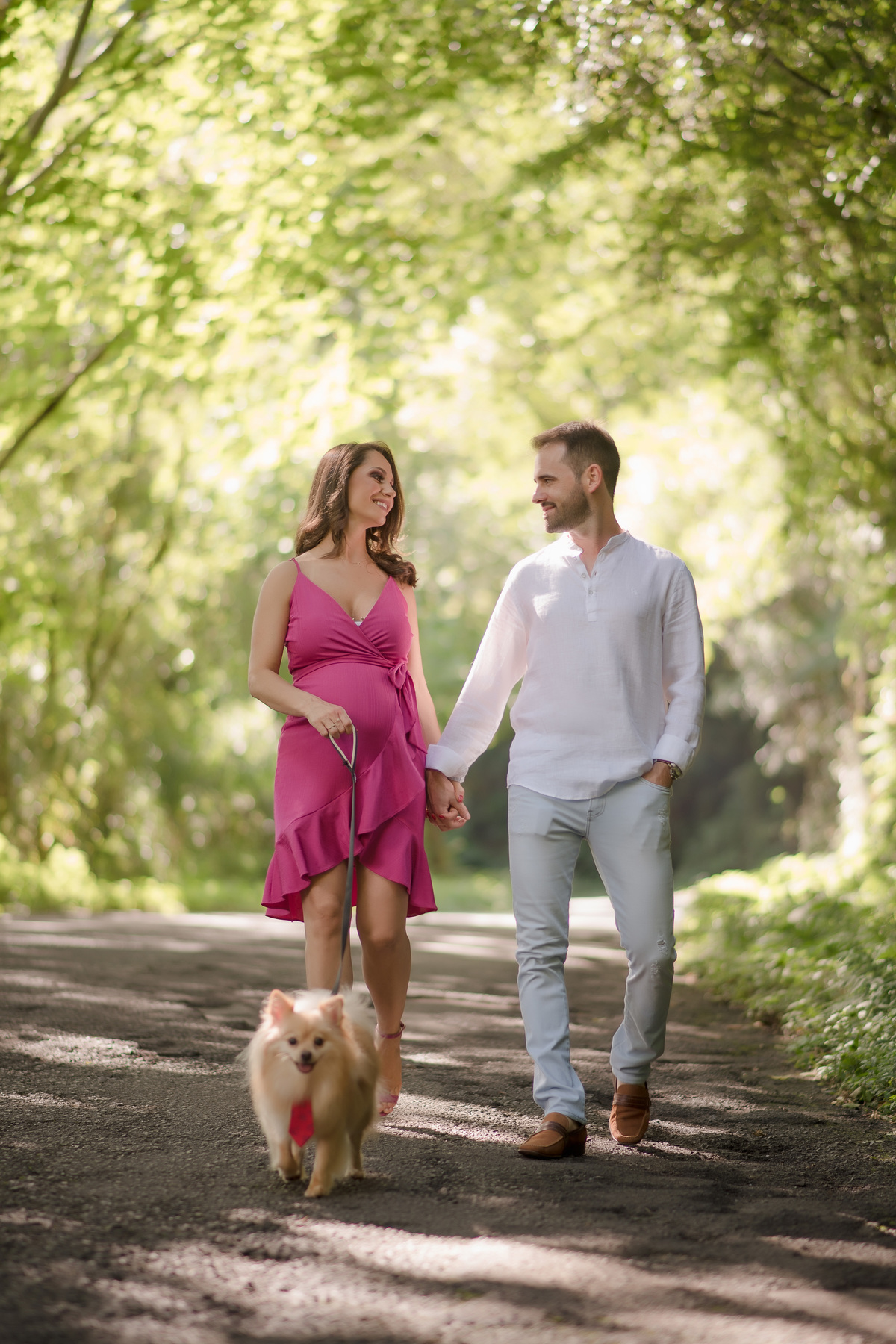 foto gestante em caxias do sul fotografa morgana perini casal caminhando fundo verde