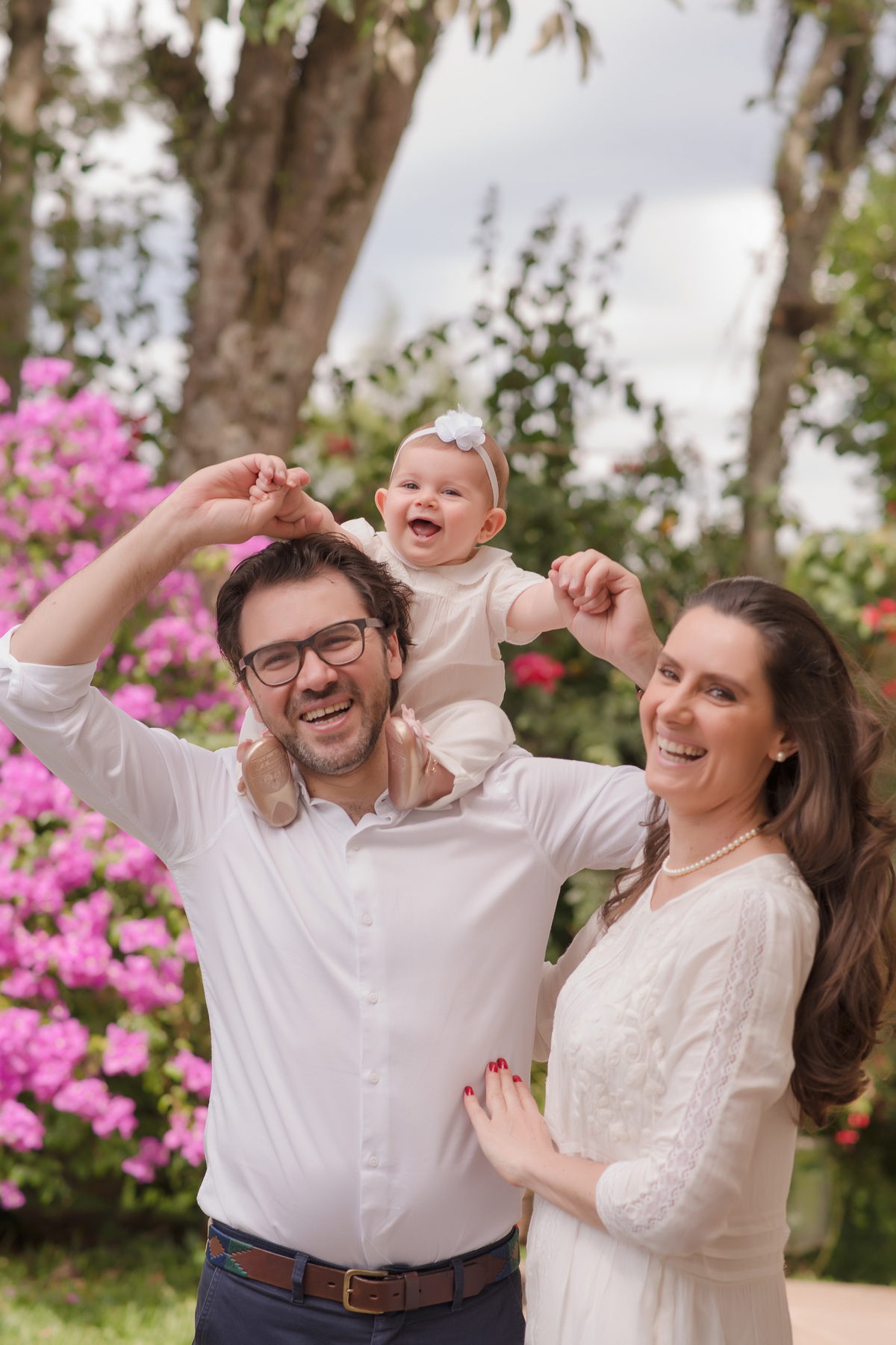 foto de bebe em caxias do sul fotografa morgana perini familia sorrindo com bebe nos ombros do pai