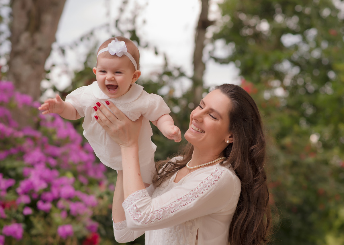 foto de bebe em caxias do sul fotografa morgana perini mãe brincando de avião com bebe