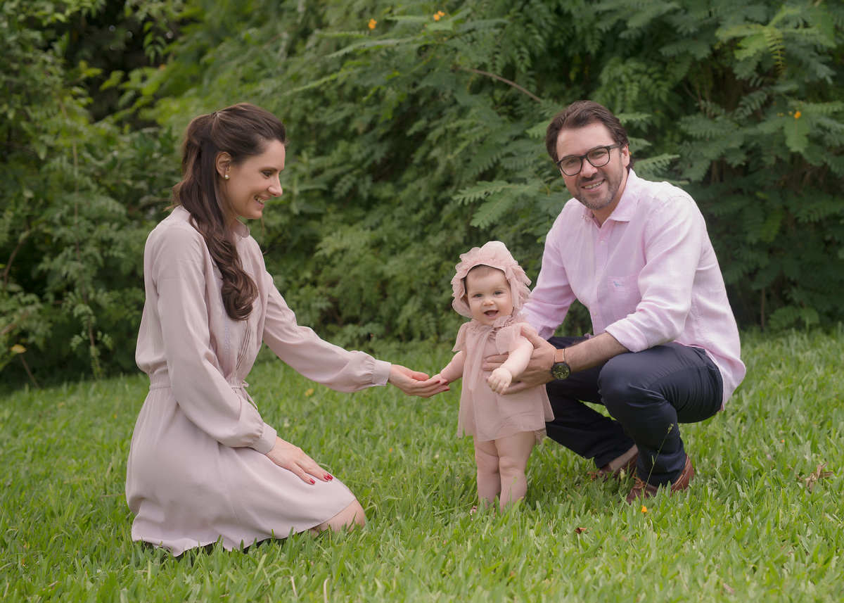 foto de bebe em caxias do sul fotografa morgana perini familia brincando com criança na grama