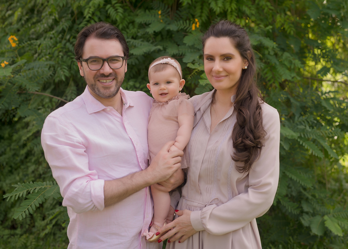 foto de bebe em caxias do sul fotografa morgana perini pai camisa rosa e bebe no colo