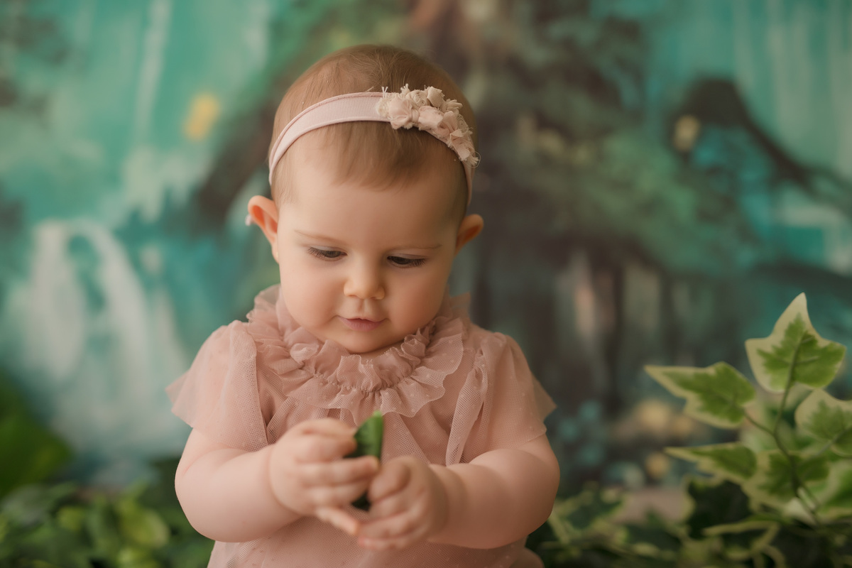 foto de bebe em caxias do sul fotografa morgana perini bebe olhando para uma folha