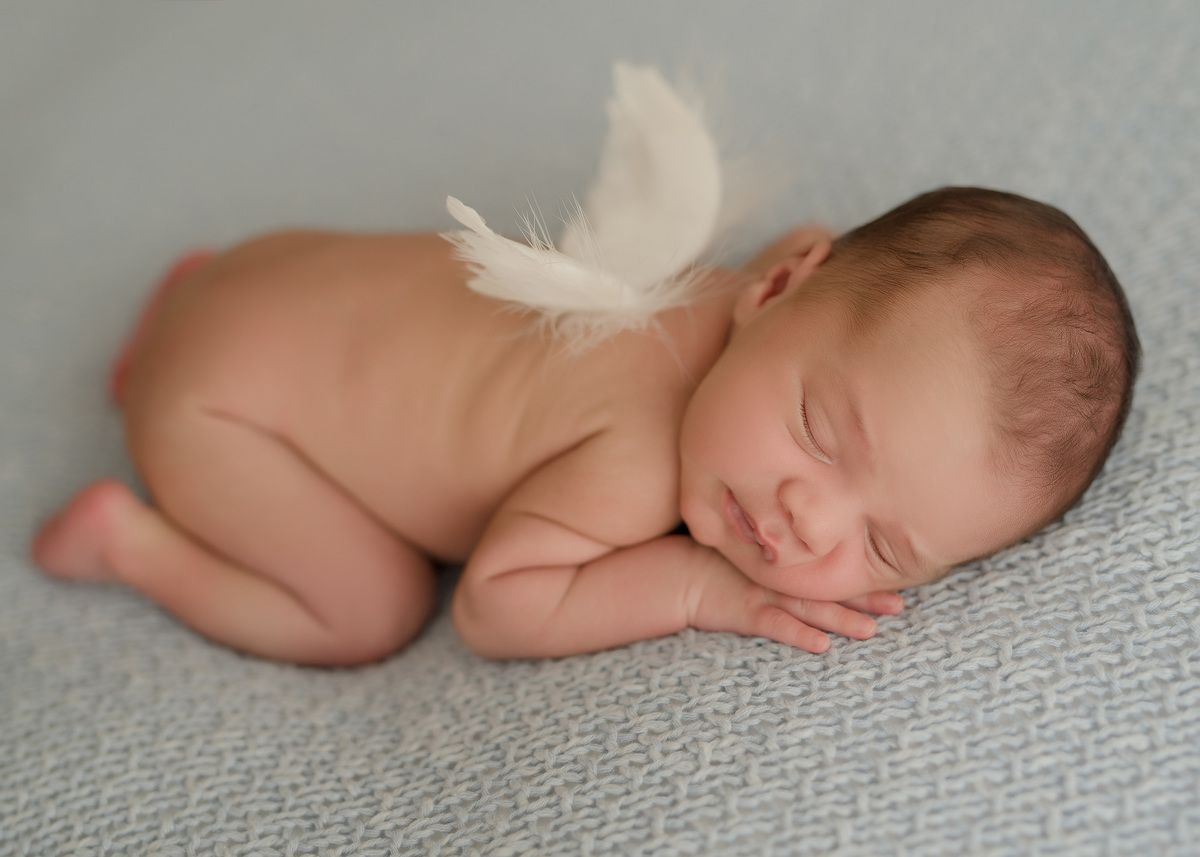 foto de bebe em caxias do sul fotografa morgana perini bebezinho deitado com asinhas de anjo