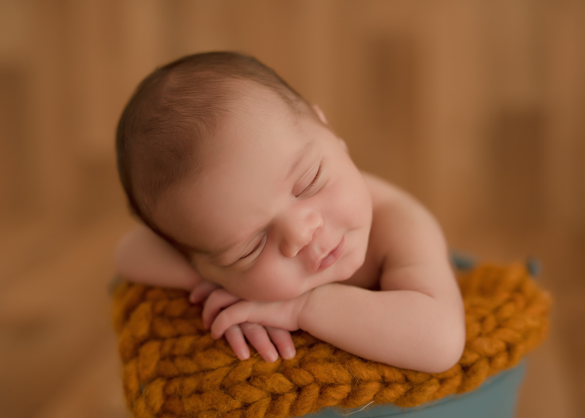 foto de bebe em caxias do sul fotografa morgana perini bebe deitado sobre os bracinhos em manta de lã