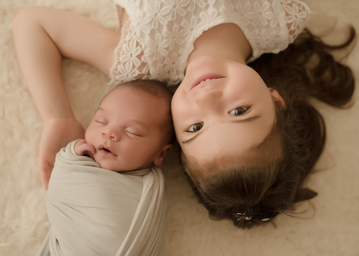 foto de bebe em caxias do sul fotografa morgana perini bebe enroladinho com irmãzinha